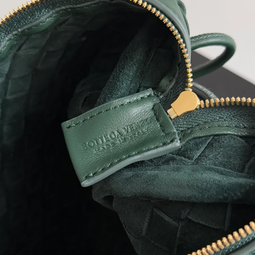 Batch 1260 𝗕𝗼𝘁𝘁𝗲𝗴𝗮 𝗩𝗲𝗻𝗲𝘁𝗮———— The latest version of the loop camera bag💥 at BV’s King of Cost-Effectiveness counter, large woven texture➕As always, ultra-high-quality lambskin, with zippers and adjustable drawstrings, it is especially suitable for the belly💫It can hold anything, and it is very light in weight, suitable for🈴️girls of all ages, size: 22*15*8cm, style number: 680255